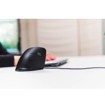 Souris verticale ergonomique qui soutient la main dans une posture naturelle